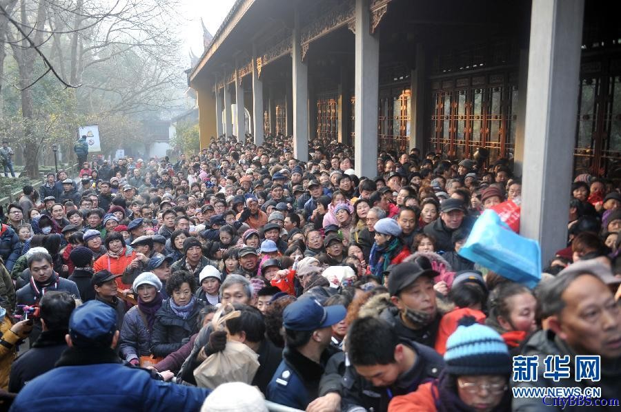 杭州灵隐寺免费发腊八粥 场面一度失控