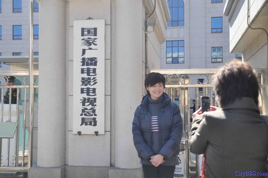 广电总局大门牌将撤 央视主持人合影留念
