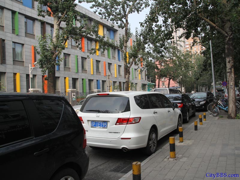 现在距离放学还有一个多小时，由于没有校车接送，学校外的道路上就停满了来接孩子的车子，本来就窄的道路现 ...
