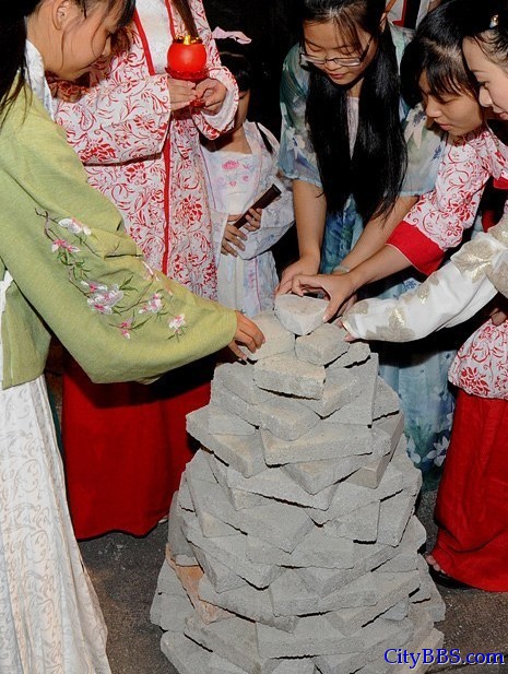 福建身着汉服的少女们重现闽台中秋 “烧塔仔”民俗.jpg
