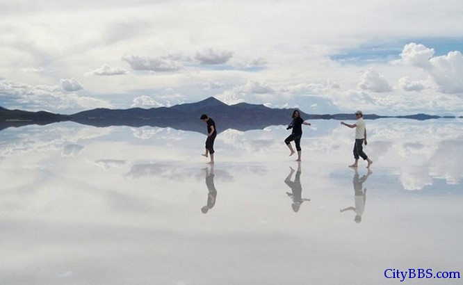天空之镜：最接近天堂的地方 玻利维亚的乌尤尼盐沼（Uyuni Salt Flat）