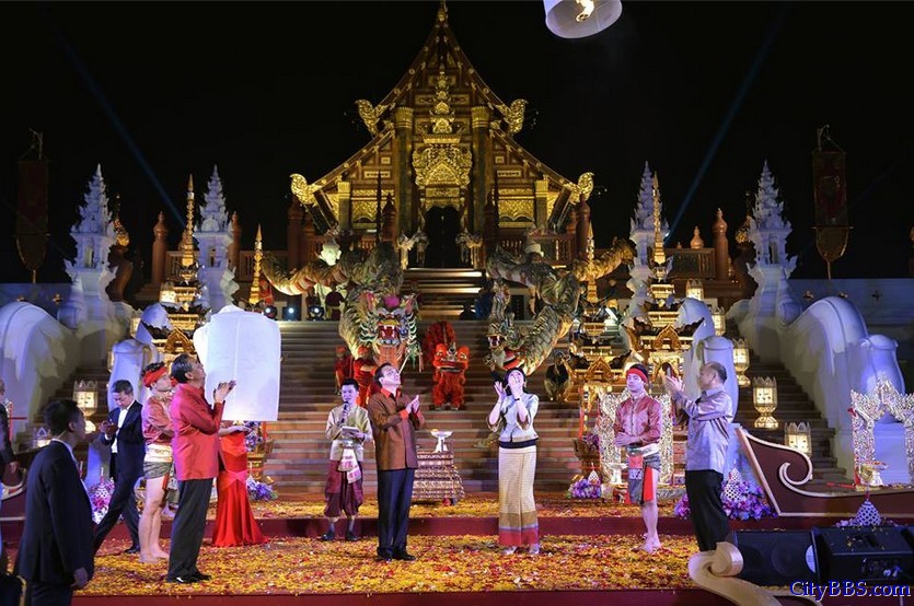 李克强在泰国总理英拉陪同下参观清迈，同放孔明灯