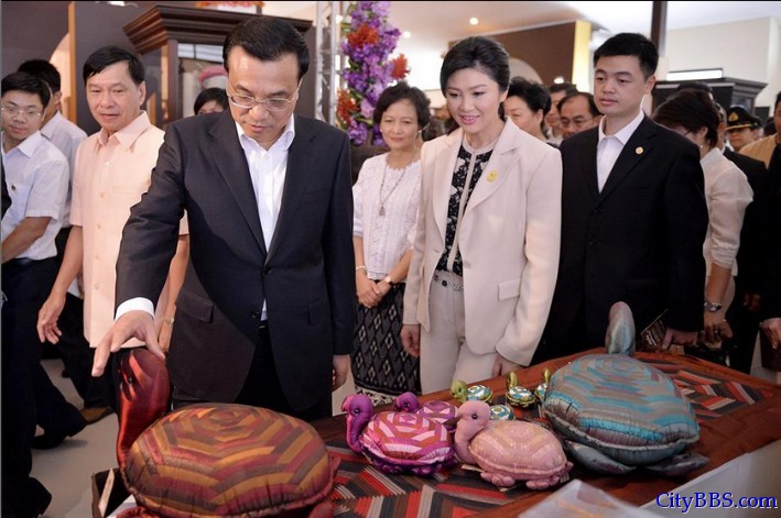 李克强在泰国总理英拉陪同下参观清迈