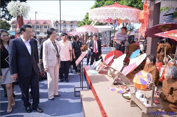 李克强在泰国总理英拉陪同下参观清迈