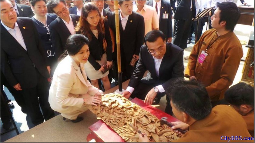 李克强在泰国总理英拉陪同下参观清迈