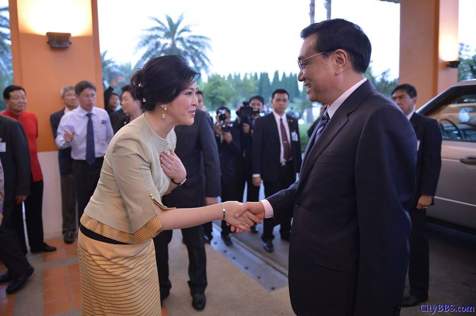 李克强在泰国总理英拉陪同下参观清迈国际园艺博览会