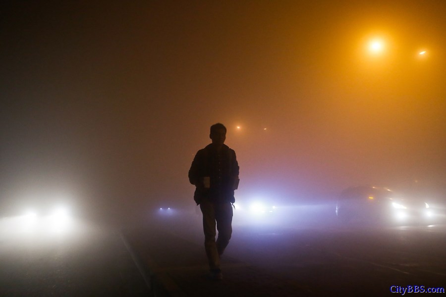 上海夜晚雾霾加重PM2.5数值接近500 魔都变雾都