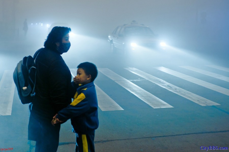 上海夜晚雾霾加重PM2.5数值接近500 魔都变雾都