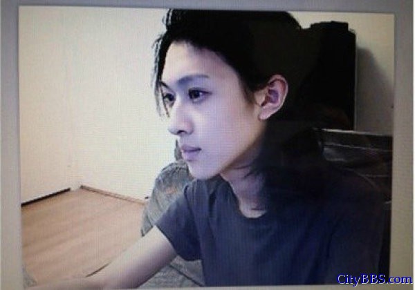 中国男子赵一铭因美貌走红韩国论坛