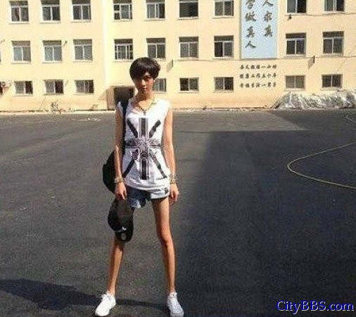 中国男子赵一铭因美貌走红韩国论坛