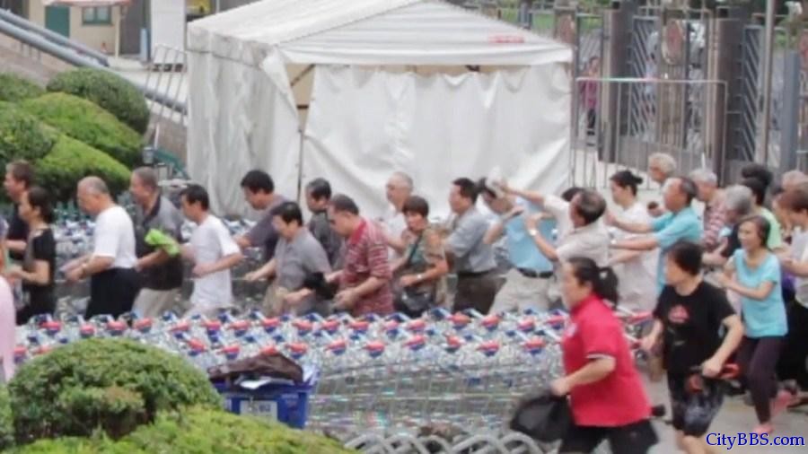 两名外国人Jonathan Meador和Jonathon Lim从14楼高层阳台拍摄了上海一家超市门口大批老人开门后蜂拥挤进超 ...
