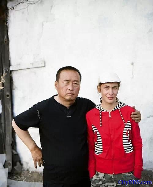 中国农民娶俄罗斯洋妞 老夫少妻很普遍