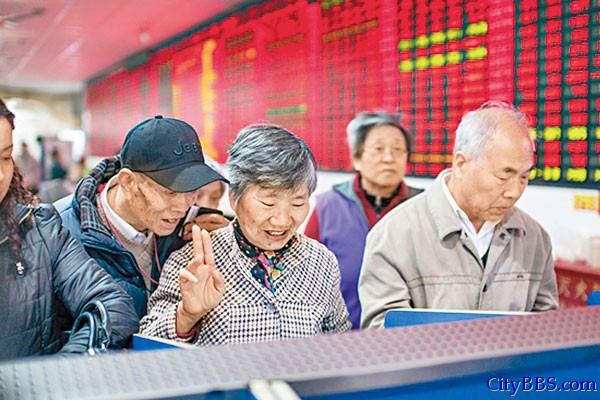 中国股市疯了！不少股民喜上眉梢