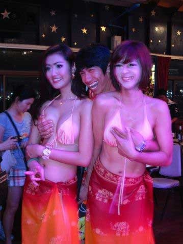 泰国红灯区的夜生活 豪放泰妹不喜聊天就爱开房