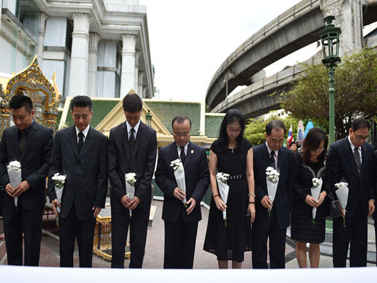 中国驻泰国大使馆参赞兼总领事朱伟东（中右）看望曼谷四面佛爆炸中来自中国江西的两名遇难者的家属 ...