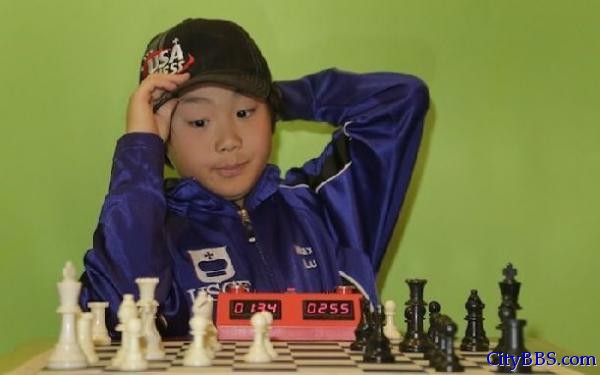 10岁华裔成为美国最年轻国际象棋国家大师