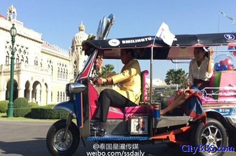 泰国总理开嘟嘟车载环球小姐同游总理府