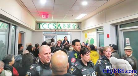 加国华人争领中国养老金 场面失控警方驱散