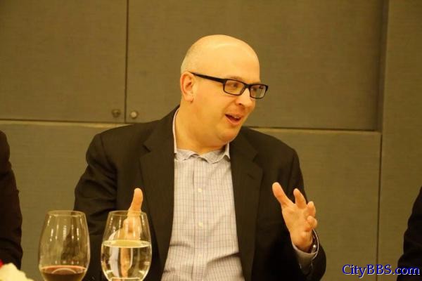 索罗斯前智囊托弗·韦根（Christopher Wiegand）在凤凰午餐会上发表演讲