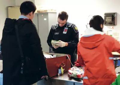 中国女子携11本中国假护照在加拿大海关被查