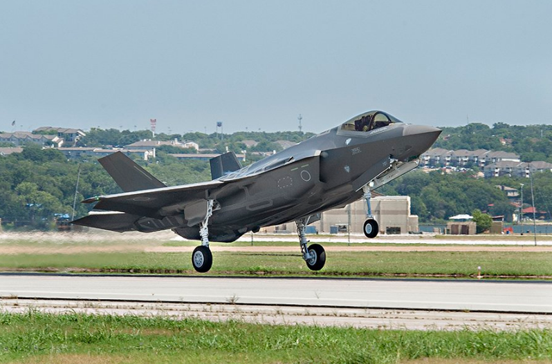 日本F-35首飞 压制中国航母十年内难出东海