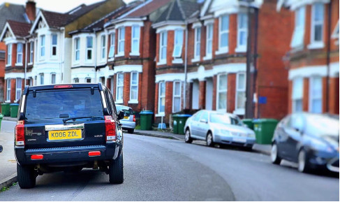 英国街道的汽车