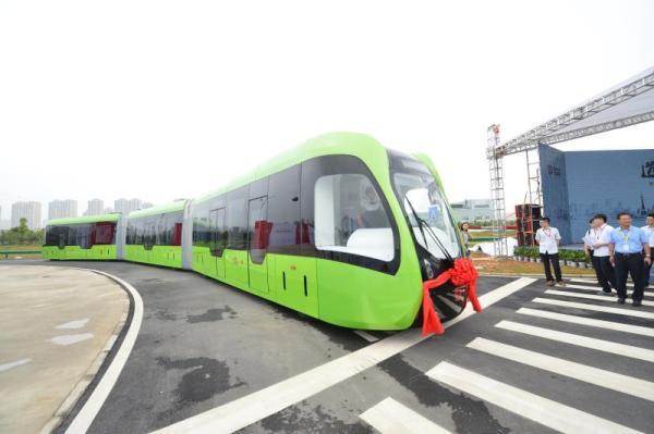 全球首列无轨列车亮相湖南 可在公路上行驶