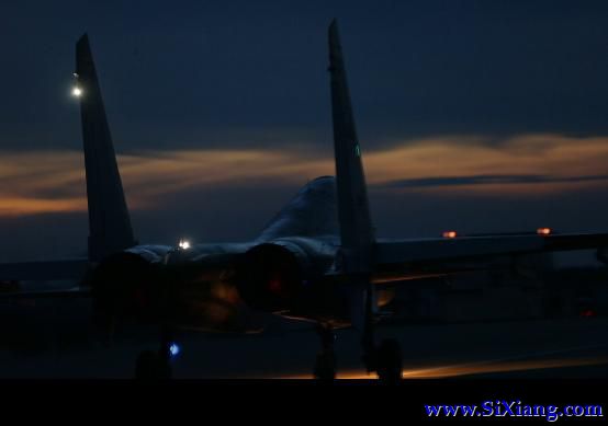 首次曝光！海军新型战机在南海上空夜航单飞