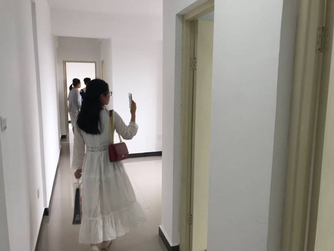 购房者参观样板间.jpg