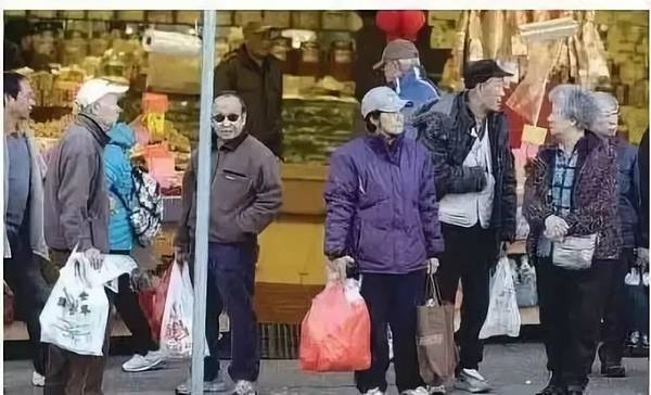 纽约两套房中国领退休金依然在领福利的穷人