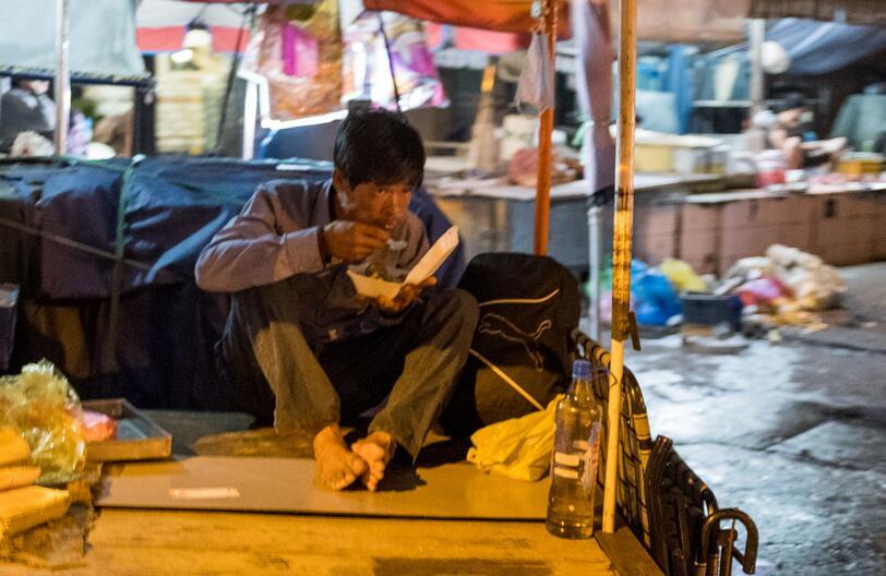 实拍越南夜生活，一边是纸醉灯谜，一边是艰难生活5.jpg