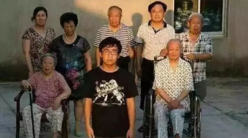 这张恐怖的全家福