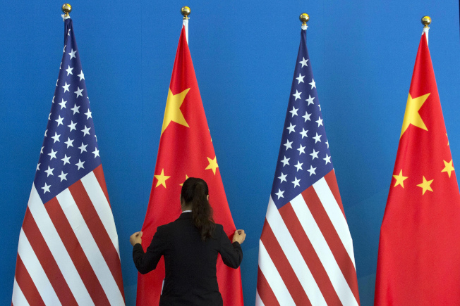 前一次对话会期中方人员整理场地调整国旗位置