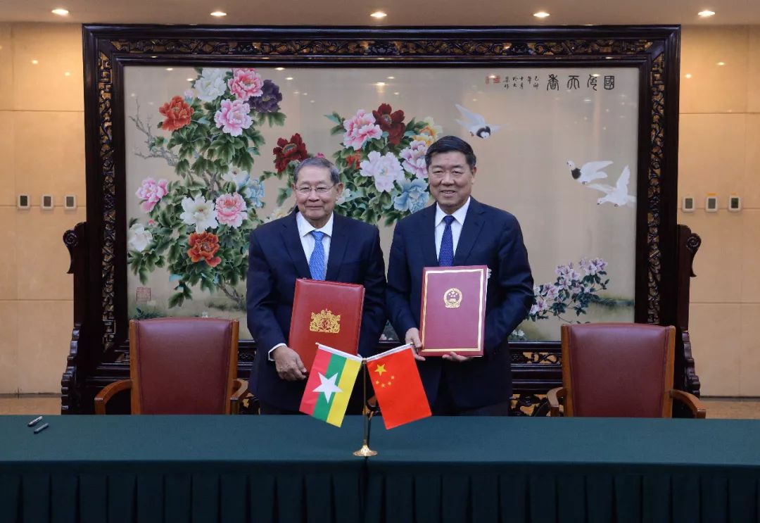 中国国家发改委主任何立峰和缅甸计划与财政部部长吴梭温