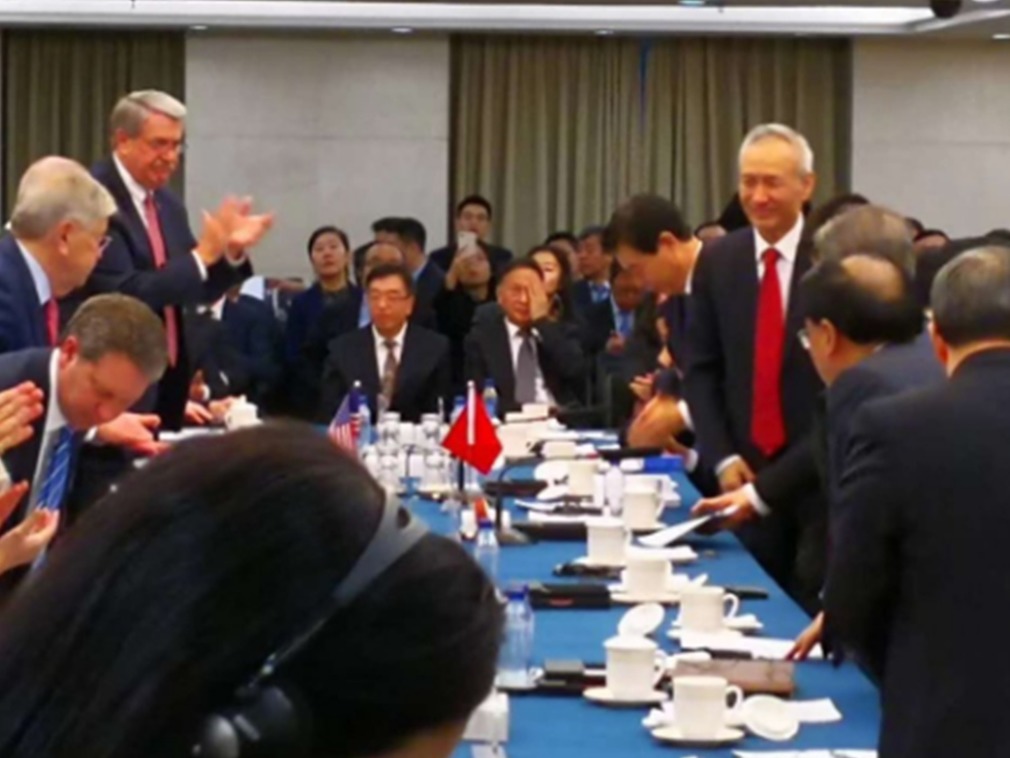 中美谈判现场照曝光 刘鹤短暂现身表示欢迎