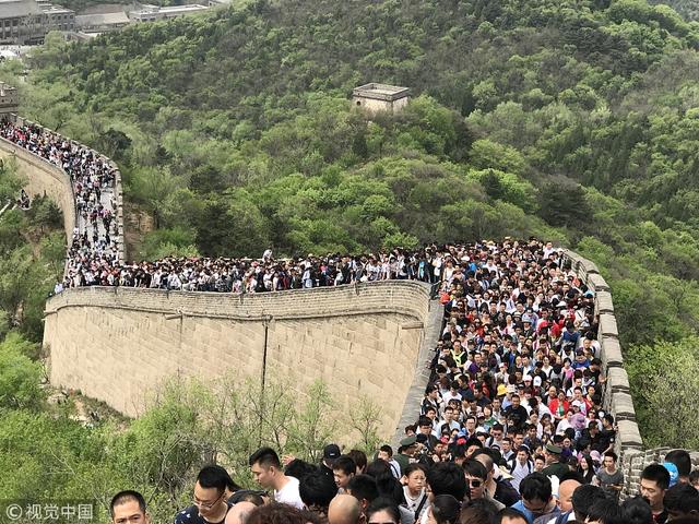 五一假期人山人海 男子大吼%22我后悔了 我想回家%222.jpg
