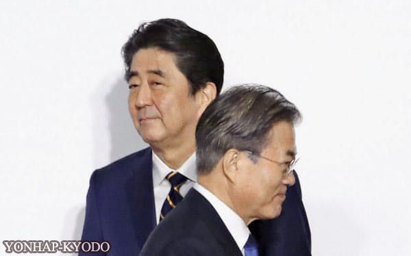 日本首相安倍晋三与韩国总统文在寅