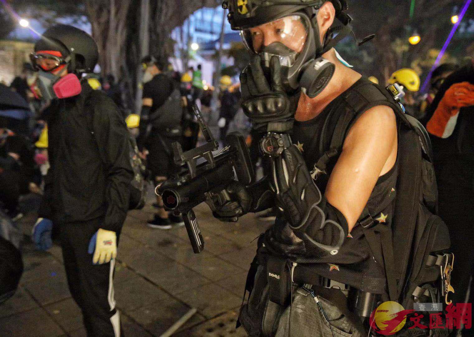 香港暴徒手持仿制软气枪