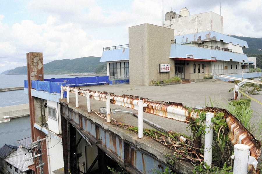 日本鹤岗市一座被废弃了10多年的旅馆