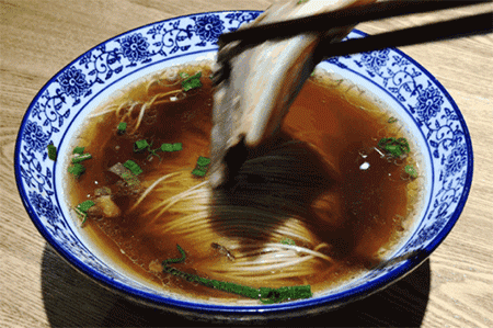 近水台的焖肉面.gif