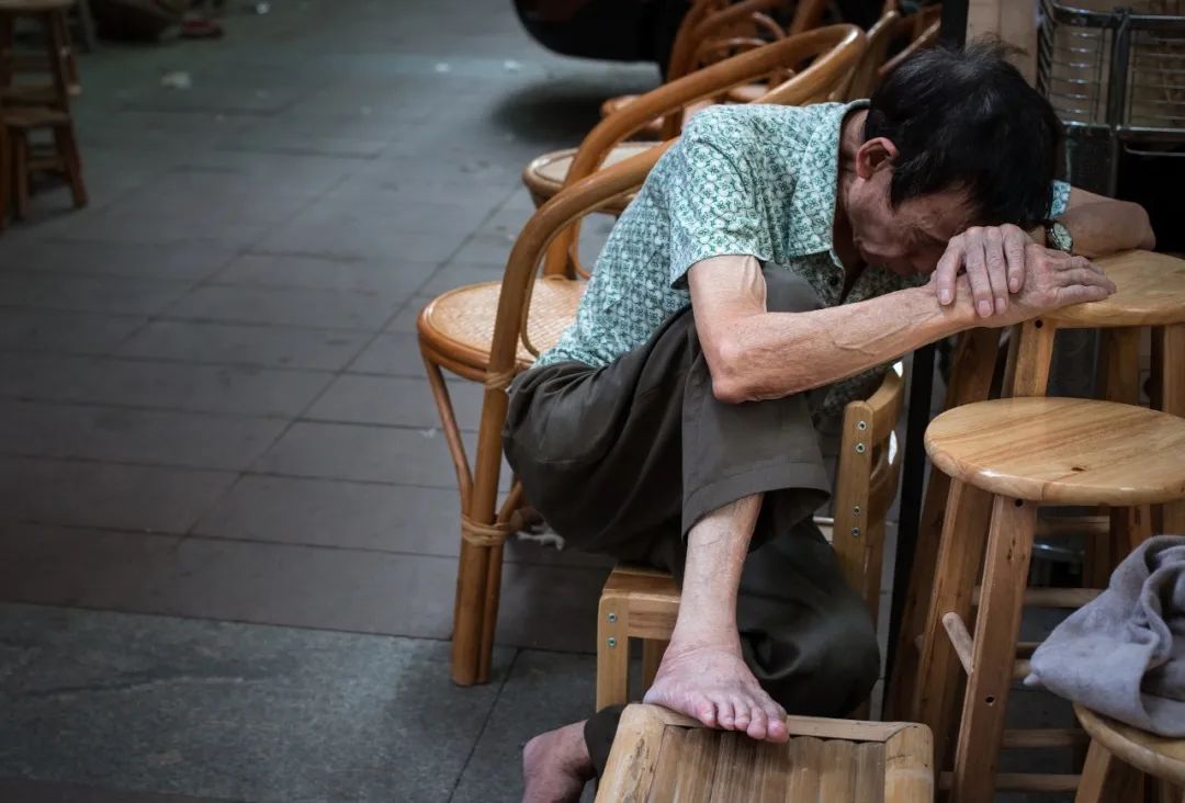 底层收入暴跌！留不下的城市 回不去的故乡
