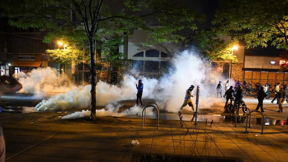 美国多地爆发骚乱：示威者打砸超市 焚烧国旗.jpg
