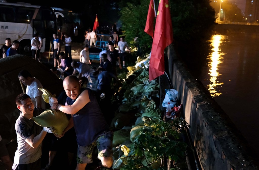 长江洪水高度又飙新高 地方开始炸堤泄洪4.jpg