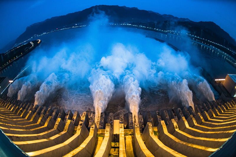 “长江2020年第2号洪水”平稳通过三峡大坝.jpg