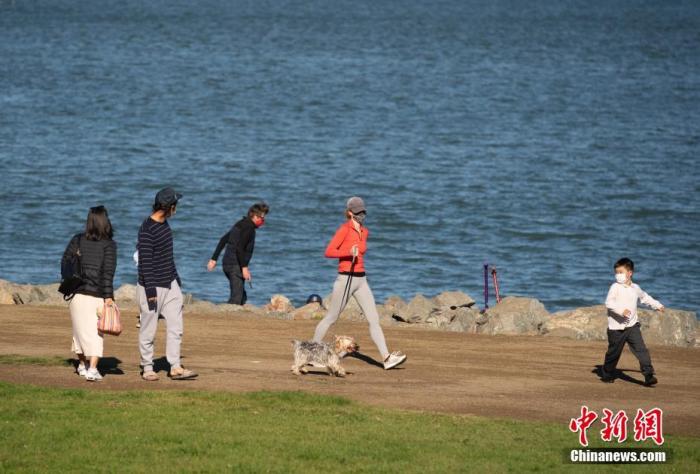 旧金山市民在海边休闲.jpg
