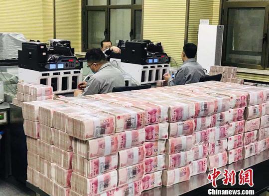 银行的点钞员在清点人民币.jpg