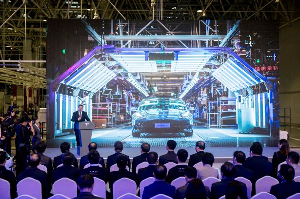 马斯克在特斯拉上海工厂生产的首批特斯拉Model 3的交付仪式上