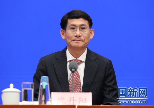 图为海南省常务副省长沈丹阳