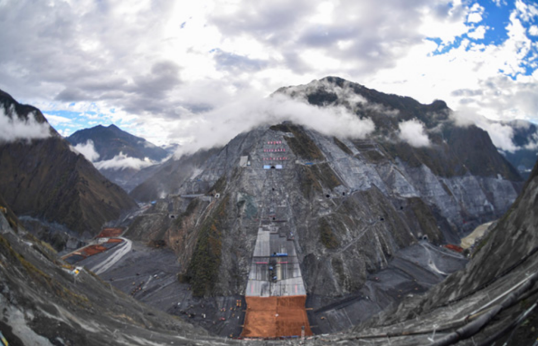 两河口水电站大坝心墙填筑现场
