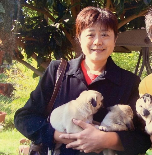 受害者孟女士生前与爱犬合影